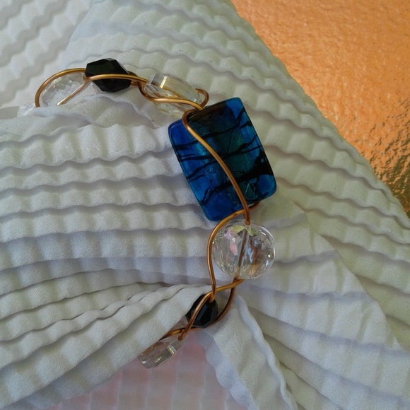 Copper wrap bracelet -revolving blue glass center. - Picture 4 of 8
